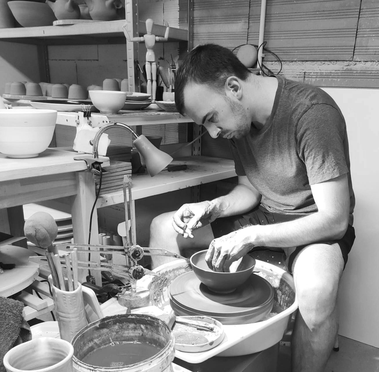 Benoît Guérin artisan céramiste tournant un bol