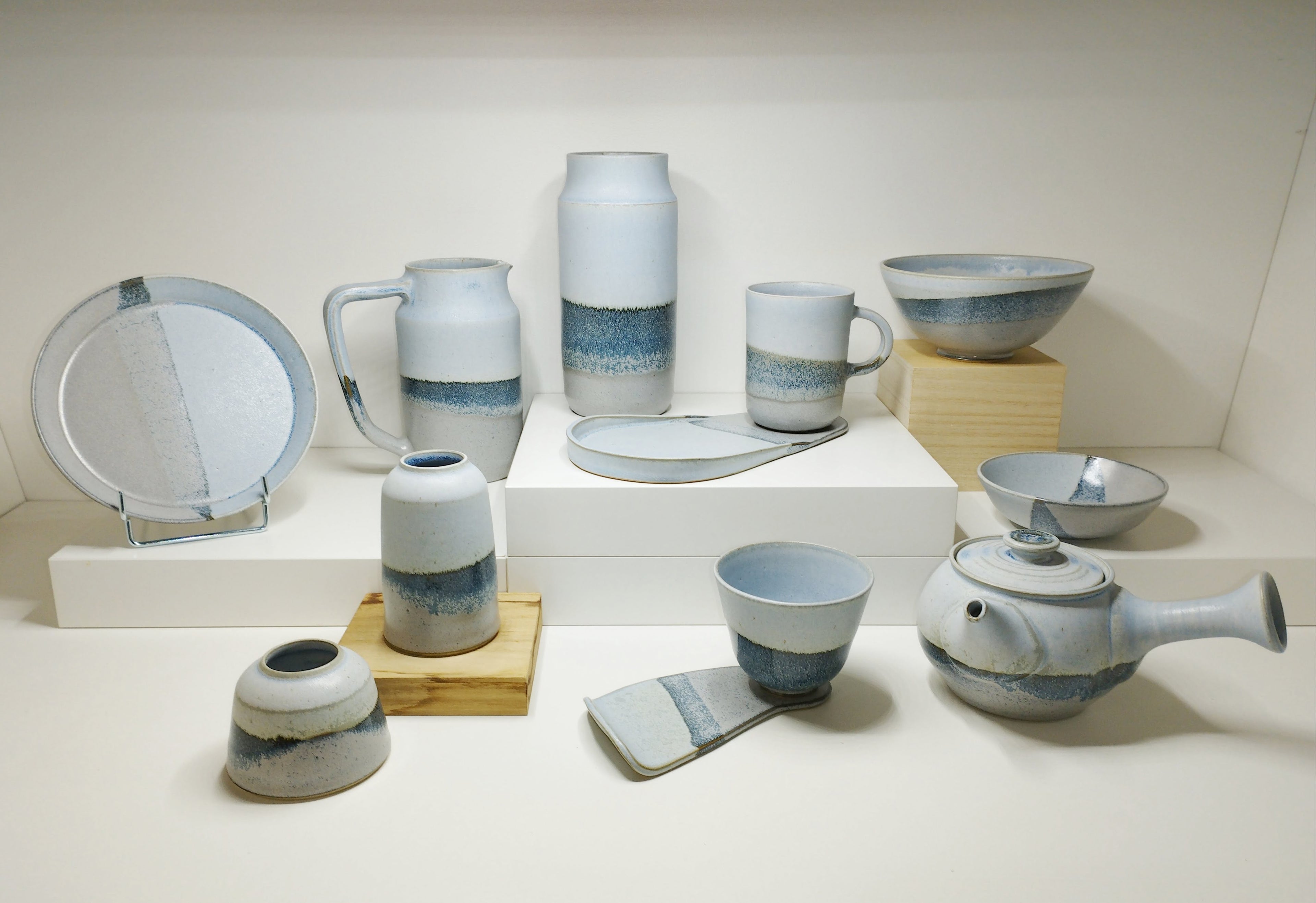 Vaisselle émaillée gris et bleu ciel créant une bande bleu marine au niveau de la superposition inspiration Japon
